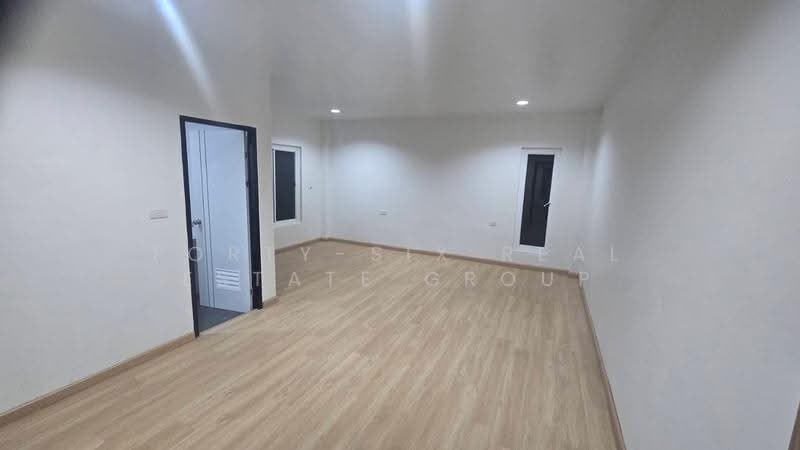 ขาย / ให้เช่า โกดังพร้อมออฟฟิศ 2 ชั้น สร้างใหม่ สไตล์มินิมอลโมเดิร์น พร้อมใช้งาน!, ปทุมธานี, ลาดหลุมแก้ว, ปทุมธานี, 500 ตร.ม., โกดัง-โรงงาน ให้เช่า, โดย Forty-Six Real Estate Group, 500570556 - DDproperty.com