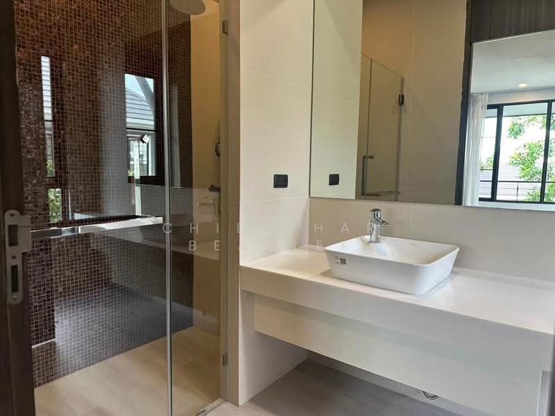 Luxury detached house with private pool, Sukhumvit 71 (Pridi-Ekkamai area), Bangkok, Phra Kanong Nua, Watthana, Bangkok, 5 Bedrooms, 700 sqm, Single Detached House For Sale, by Chidaphar Beawlek, 500570915 - DDproperty.com