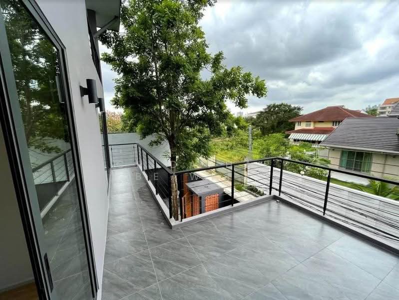 Luxury detached house with private pool, Sukhumvit 71 (Pridi-Ekkamai area), Bangkok, Phra Kanong Nua, Watthana, Bangkok, 5 Bedrooms, 700 sqm, Single Detached House For Sale, by Chidaphar Beawlek, 500570915 - DDproperty.com