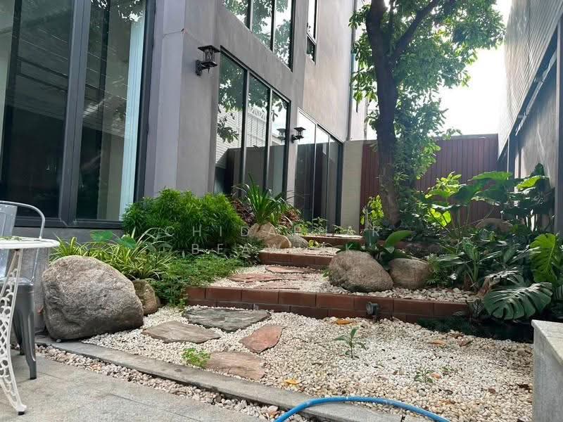 Luxury detached house with private pool, Sukhumvit 71 (Pridi-Ekkamai area), Bangkok, Phra Kanong Nua, Watthana, Bangkok, 5 Bedrooms, 700 sqm, Single Detached House For Sale, by Chidaphar Beawlek, 500570915 - DDproperty.com