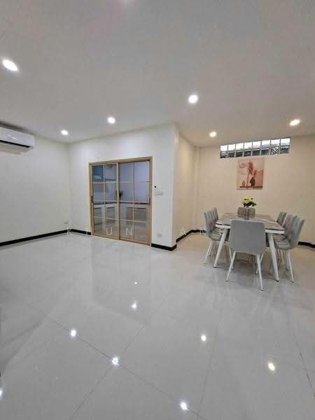 ทาวน์โฮม 2 ชั้น พร้อมอยู่ ให้เช่า ใกล้บีทีเอสบางจาก (SPSJP688), กรุงเทพ, ซอย สุขุมวิท 62 แยก 3, บางจาก, พระโขนง, กรุงเทพ, 160 ตร.ม., ทาวน์เฮ้าส์ ให้เช่า, โดย Khun Jane, 500571016 - DDproperty.com