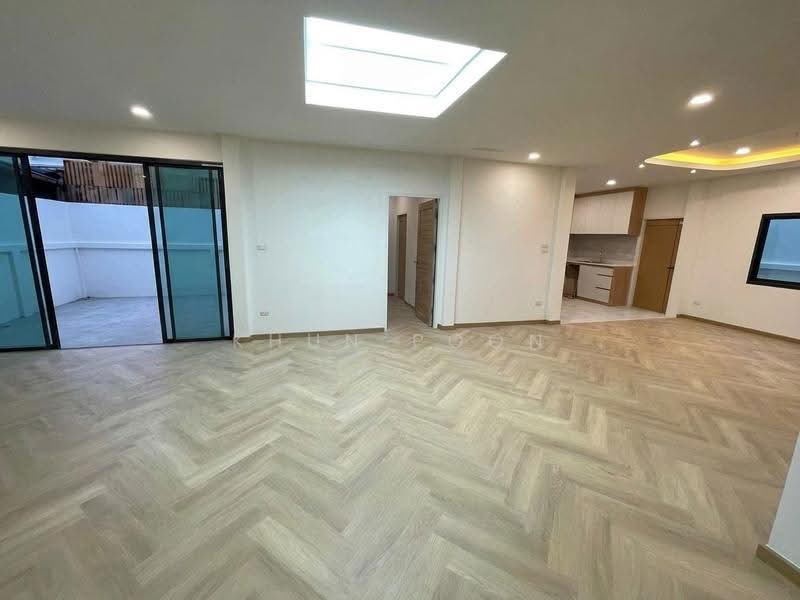 Newly Renovated Detached House | 5 Bedrooms | Near MRT Lat Phrao 83 (SPSSR392), Bangkok, ลาดพร้าว 83, Phlapphla, Wang Thonglang, Bangkok, 5 Bedrooms, 250 sqm, Single Detached House For Sale, by Khun Poon, 500571286 - DDproperty.com