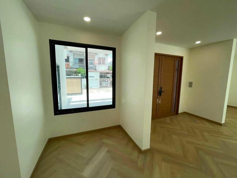 Newly Renovated Detached House | 5 Bedrooms | Near MRT Lat Phrao 83 (SPSSR392), Bangkok, ลาดพร้าว 83, Phlapphla, Wang Thonglang, Bangkok, 5 Bedrooms, 250 sqm, Single Detached House For Sale, by Khun Poon, 500571286 - DDproperty.com