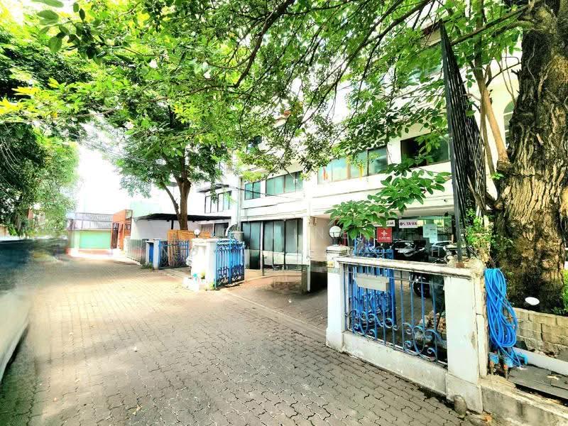 Ekamai soi 12, Bangkok, Phra Kanong Nua, Watthana, Bangkok, 2 Bedrooms, 560 sqm, Townhouse For Sale, by ID line jongtumsaroch, 500571549 - DDproperty.com