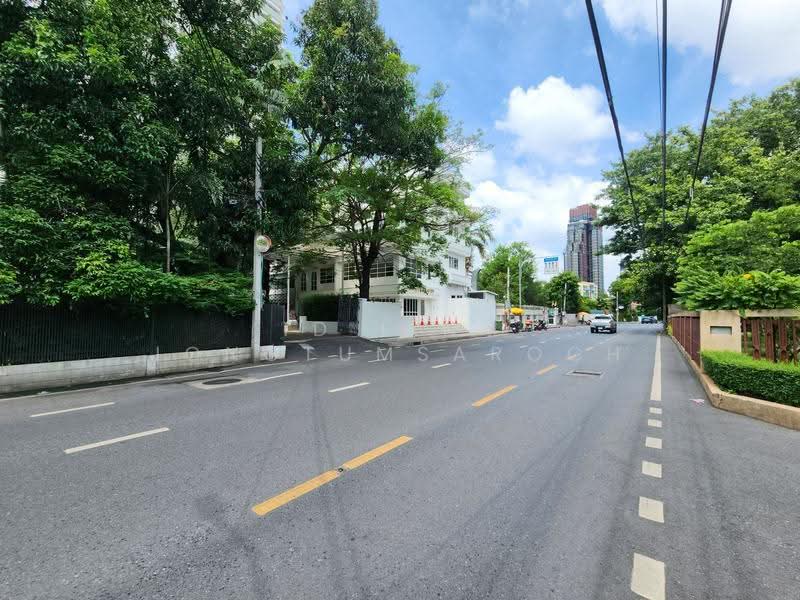 Ekamai soi 12, Bangkok, Phra Kanong Nua, Watthana, Bangkok, 2 Bedrooms, 560 sqm, Townhouse For Sale, by ID line jongtumsaroch, 500571549 - DDproperty.com