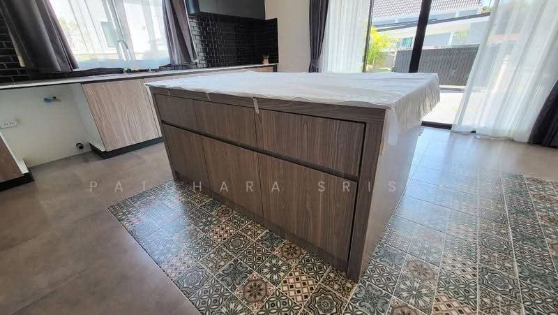 5-BR Villa, Chon Buri (Pattaya), Poong, Bang Lamung (Pattaya), Chon Buri (Pattaya), 5 Bedrooms, 300 sqm, Villa For Rent, by Patchara Srisak, 500572546 - DDproperty.com
