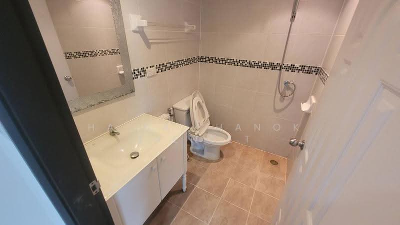 Royal Castle Sukhumvit, Bangkok, 30 Soi Sukhumvit 39, Khlongtoei Nua, Watthana, Bangkok, 2 Bedrooms, 190 sqm, Condo For Rent, by Hathaichanok Saenset, 500572768 - DDproperty.com
