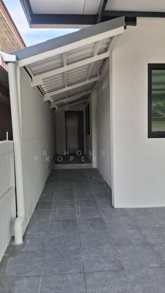 Beautifully renovated, modern detached house in Suk-Kamon Village, Si Racha, Chon Buri (Pattaya), Surasak, Si Racha, Chon Buri (Pattaya), 3 Bedrooms, 216 sqm, Single Detached House For Sale, by A House Property Co.,Ltd., 500572789 - DDproperty.com