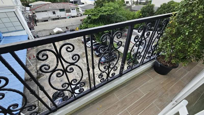 GM Residence, Bangkok, Soi Ekkamai 18, Khlong Tan Nua, Watthana, Bangkok, 3 Bedrooms, 220 sqm, Condo For Rent, by BANGKOK PROPERTY AGENTS, 500575438 - DDproperty.com