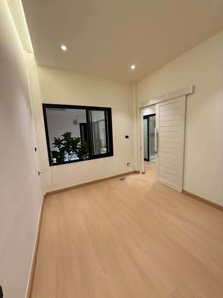รีโนเวทใหม่ทั้งหลัง ทำเล MRTภาวนา ขายทาวน์โฮม 2 ชั้น บ้านสวย ทำเลดี พร้อมอยู่, Bangkok, ลาดพร้าว, Chan Kasem, Chatuchak, Bangkok, 3 Bedrooms, 144 sqm, Townhouse For Sale, by บุษบา รัตนวงษ์ชัย, 500575523 - DDproperty.com