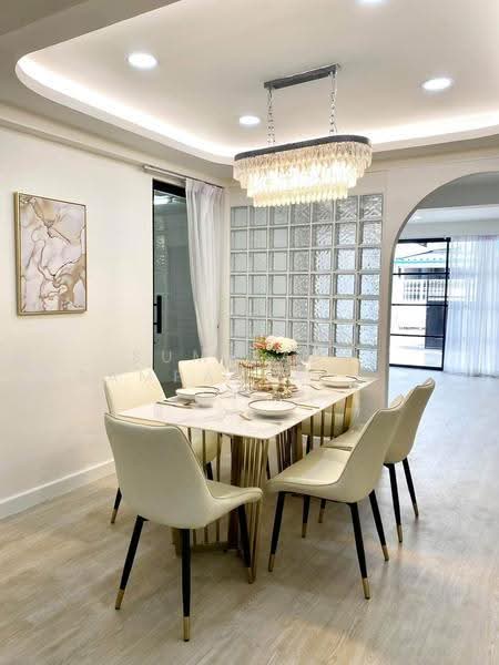 Home for rent Huai Khwang, Ratchadapisek, Bangkok, Samsen Nok, Huai Khwang, Bangkok, 5 Bedrooms, 200 sqm, Single Detached House For Rent, by Sumitara Sampattavanija, 500576011 - DDproperty.com