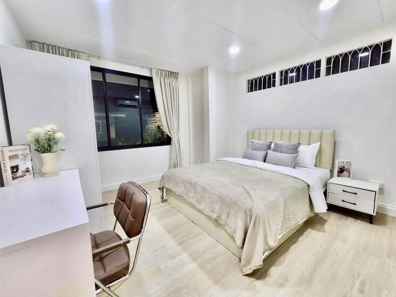 Home for rent Huai Khwang, Ratchadapisek, Bangkok, Samsen Nok, Huai Khwang, Bangkok, 5 Bedrooms, 200 sqm, Single Detached House For Rent, by Sumitara Sampattavanija, 500576011 - DDproperty.com