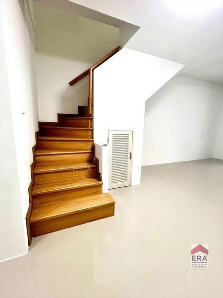 ขายด่วน ทาวน์เฮ้าส์2ชั้น หมู่บ้านแฟมิลี่ซิตี้ พานทอง ใกล้อมตะ เพียง 1.45 ล้านบาท, Chon Buri (Pattaya), Map Pong, Phan Thong, Chon Buri (Pattaya), 2 Bedrooms, 100 sqm, Townhouse For Sale, by ERA Thailand, 500577131 - DDproperty.com