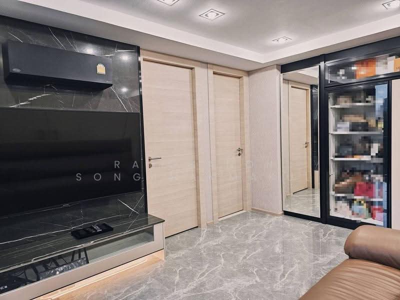 Klass Silom, Bangkok, 52 Silom Road, Silom, Bang Rak, Bangkok, 1 Bedroom, 41 sqm, Condo For Sale, by Ratchanon Songthammakul, 500577518 - DDproperty.com
