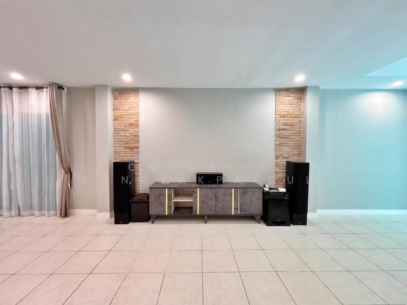 Villa Ramintra, Bangkok, Tha Rang, Bang Khen, Bangkok, 3 Bedrooms, 220 sqm, Semi-Detached House (Twin House) For Sale, by CHAWALIT KONGSAKPAIBUL, 500579138 - DDproperty.com