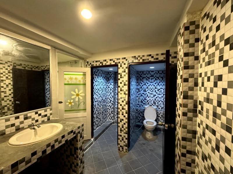 6-Story Building + Rooftop | 18 Bedrooms | Huai Khwang Soi Pracha Uthit 18 & 20(SPSMG241), Bangkok, ซอยประชาอุทิศ 18 & 20, Huai Khwang, Bangkok, , 2,000 sqm, Shophouse For Sale, by Khun Ming, 500579416 - DDproperty.com