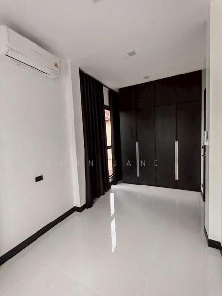 บ้านเดี่ยว 3 ชั้นสไตล์ Minimal Luxury ให้เช่า ใจกลาง Town in Town (เลียบด่วนรามอินทรา) (SPSJP695), กรุงเทพ, ถนน ศรีวรา, พลับพลา, วังทองหลาง, กรุงเทพ, 310 ตร.ม., บ้านเดี่ยว ให้เช่า, โดย Khun Jane, 500579675 - DDproperty.com