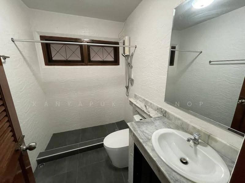5-BR House, Bangkok, Din Daeng, Bangkok, 5 Bedrooms, 495 sqm, Single Detached House For Rent, by Kanyapuk Tinanop, 500579908 - DDproperty.com