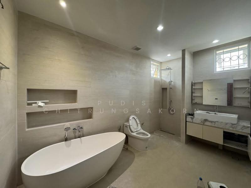 2-Storey Detached House for Rent – Ekkamai | Pridi Banomyong, Bangkok, Khlong Tan Nua, Watthana, Bangkok, 4 Bedrooms, 400 sqm, Single Detached House For Rent, by Pudis Chitrungsakorn, 500580066 - DDproperty.com