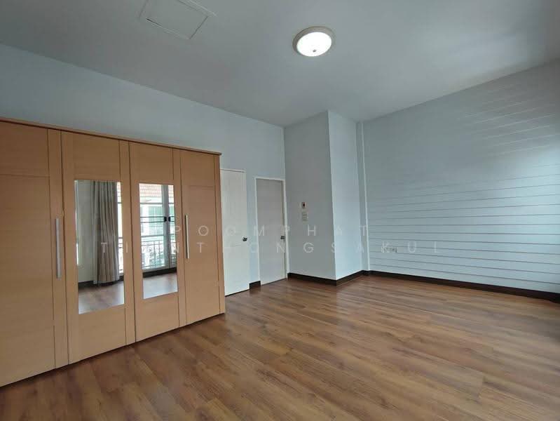 Baan Klang Muang Ratchada-Ladprao, bangkok, Soi Ban Klang Mueang Yaek Ratchada-Lat Phrao 2, Chan Kasem, Chatuchak, Bangkok, 3 Bedrooms, 150 sqm, Townhouse For Sale, by Poomphat Tienthongsakul, 500580348 - DDproperty.com
