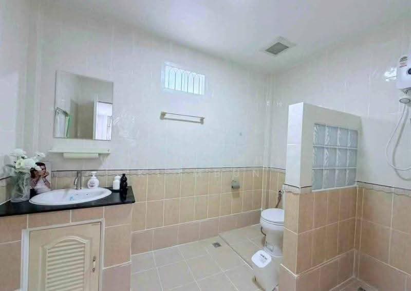 6-BR House, bangkok, Samsen Nok, Huai Khwang, Bangkok, 6 Bedrooms, 500 sqm, Single Detached House For Rent, by Woraruethai Klumbun, 500581263 - DDproperty.com