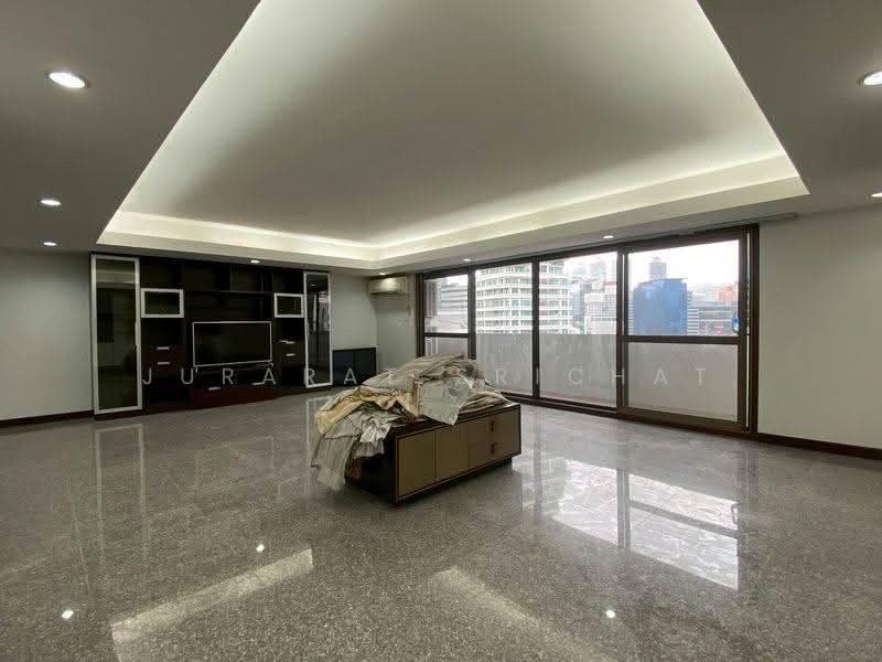 Royal Castle Sukhumvit, Bangkok, 30 Soi Sukhumvit 39, Khlongtoei Nua, Watthana, Bangkok, 4 Bedrooms, 220 sqm, Condo For Rent, by Jurarat Srichat, 500583950 - DDproperty.com