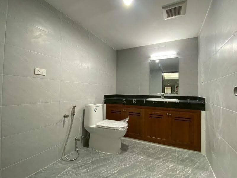 Royal Castle Sukhumvit, Bangkok, 30 Soi Sukhumvit 39, Khlongtoei Nua, Watthana, Bangkok, 4 Bedrooms, 220 sqm, Condo For Rent, by Jurarat Srichat, 500583950 - DDproperty.com