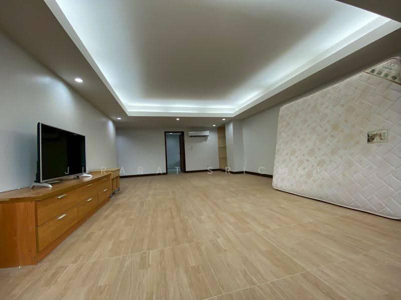 Royal Castle Sukhumvit : รอยัล คาสเซอร์ สุขุมวิท, กรุงเทพ, 30 ซอยสุขุมวิท 39, คลองเตยเหนือ, วัฒนา, กรุงเทพ, 220 ตร.ม., คอนโด ให้เช่า, โดย Jurarat Srichat, 500583950 - DDproperty.com