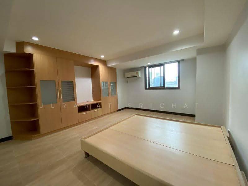 Royal Castle Sukhumvit, Bangkok, 30 Soi Sukhumvit 39, Khlongtoei Nua, Watthana, Bangkok, 4 Bedrooms, 220 sqm, Condo For Rent, by Jurarat Srichat, 500583950 - DDproperty.com