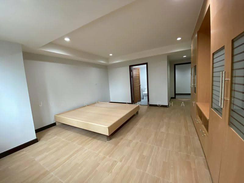 Royal Castle Sukhumvit, Bangkok, 30 Soi Sukhumvit 39, Khlongtoei Nua, Watthana, Bangkok, 4 Bedrooms, 220 sqm, Condo For Rent, by Jurarat Srichat, 500583950 - DDproperty.com