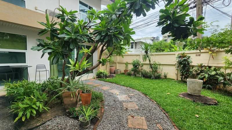 2-Story Detached House for Rent (Pet-Friendly) – Sukhumvit Area, Near BTS Phrom Phong (SPSAD4187), bangkok, Khlong Tan Nua, Watthana, Bangkok, 2 Bedrooms, 250 sqm, Single Detached House For Rent, by Agent Pla, 500584336 - DDproperty.com