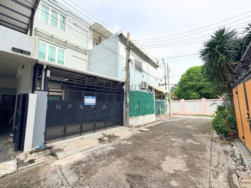 ทาวน์เฮ้าส์ 3 ชั้น ประชาราษฎร์บำเพ็ญ 26, bangkok, Samsen Nok, Huai Khwang, Bangkok, 4 Bedrooms, 170 sqm, Townhouse For Sale, by Punpapa Rassamee, 500584742 - DDproperty.com