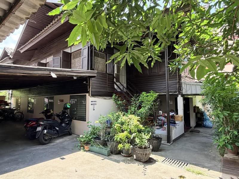 240 Sq.wah Land with Buildings on Arak Road, Chiang Mai Old City, chiang-mai, Sri Phum, Muang Chiang Mai, Chiang Mai, 10+ Bedrooms, 500 sqm, Single Detached House For Sale, by จีระนันท์ หล้ากันหา, 500586225 - DDproperty.com