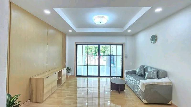 เพียง 1,590,000 บาท เท่านั้น บ้านสวย ตรงข้ามสวน หมู่บ้านมนวดี ถนนวัดลาดปลาดุก บางบัวทอง, nonthaburi, วัดลาดปลาดุก, Bang Khu Rat, Bang Bua Thong, Nonthaburi, 2 Bedrooms, 100 sqm, Townhouse For Sale, by บุษบากร (เจี๊ยบ), 500590882 - DDproperty.com