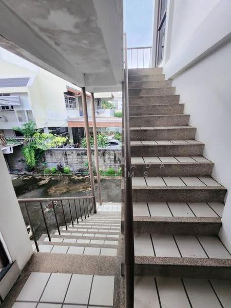 ออฟฟิศ/สำนักงาน เอกมัย_สุขุมวิท71, กรุงเทพ, สุขุมวิท, คลองตันเหนือ, วัฒนา, กรุงเทพ, 500 ตร.ม., สำนักงาน ขาย, โดย Chonlada Nakasemsuwan, 500590913 - บันไดขึ้นชั้น2 ห้องประชุมหลัง+ดาดฟ้า - DDproperty.com