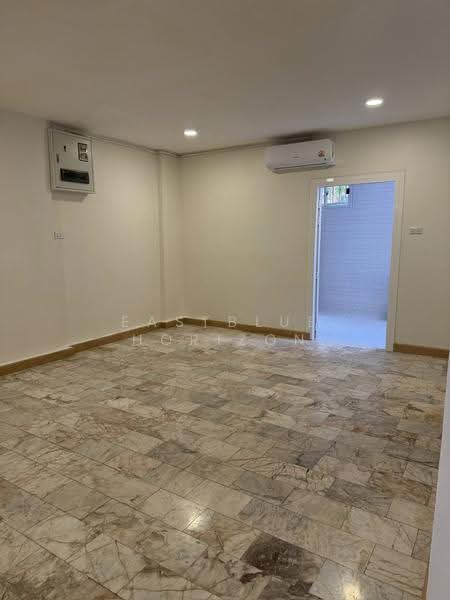 Townhouse Area BTS Saint Louis, กรุงเทพ, ยานนาวา, สาทร, กรุงเทพ, 280 ตร.ม., ทาวน์เฮ้าส์ ให้เช่า, โดย Eastblue Horizon, 500591666 - DDproperty.com