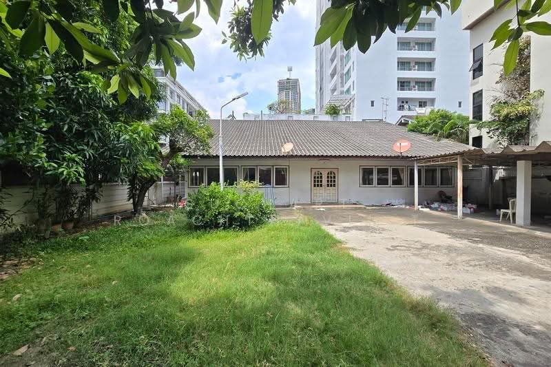 2-story Detached House for Sale, prime location, size 162 sq. wah @ Sukhumvit 24., bangkok, Sukhumvit 24, Khong Tan, Khlong Toei, Bangkok, 3 Bedrooms, 648 sqm, Single Detached House For Sale, by Suchart Roachthavilit, 500595786 - DDproperty.com