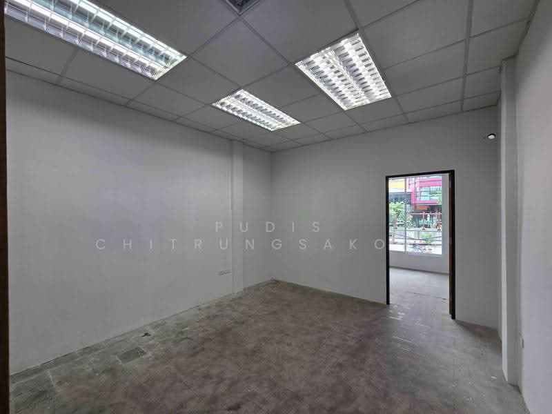 4-Storey Commercial Building for Rent – Ratchada Intersection | MRT Lat Phrao, bangkok, Jom Phon, Chatuchak, Bangkok, , 152 sqm, Shophouse For Rent, by Pudis Chitrungsakorn, 500596626 - DDproperty.com