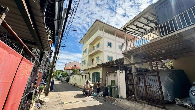บ้านเดี่ยว 3 ชั้น 96 ตร.ว. บ้านเดี่ยว ซอยลาดพร้าว80 แยก22, Bangkok, ถนนลาดพร้าว, Wang Thonglang, Bangkok, 10+ Bedrooms, 300 sqm, Single Detached House For Sale, by คุณ กิริยา วรรณารักษ์ (แอฟ), 500600121 - DDproperty.com