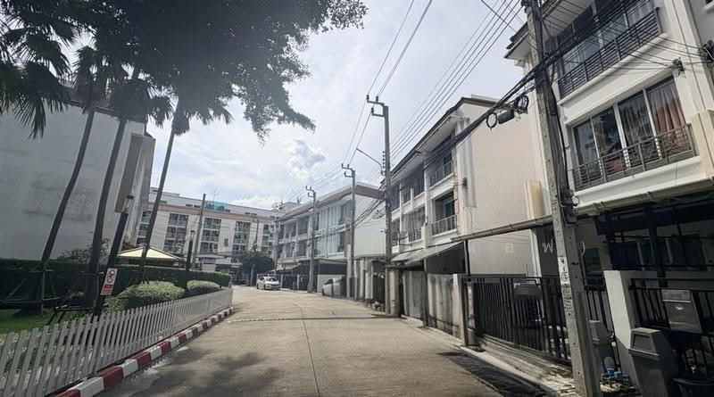 Baan Klang Mueng Ladprao 101, Bangkok, Soi Ladprao 101, Ladprao Road, Khlong Chan, Bang Kapi, Bangkok, 4 Bedrooms, 180 sqm, Townhouse For Sale, by คุณ กิริยา วรรณารักษ์ (แอฟ), 500600185 - DDproperty.com