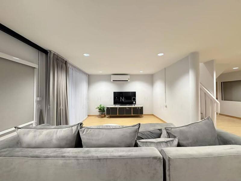 House for Rent Near MRT Huai Khwang, Bangkok, Huai Khwang, Bangkok, 5 Bedrooms, 420 sqm, Single Detached House For Rent, by Chanon Phangchienghien, 500601420 - DDproperty.com