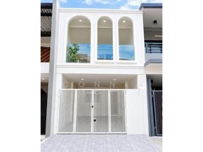 ขาย - Moobaan Sena Villa 84 : หมู่บ้าน เสนาวิลล่า 84, กรุงเทพ