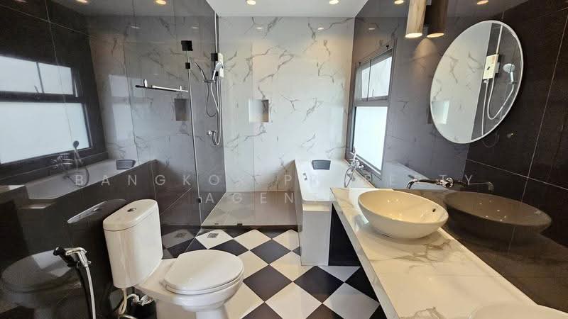 Townhouse in Ekkamai, Bangkok, Khlong Tan Nua, Watthana, Bangkok, 4 Bedrooms, 200 sqm, Townhouse For Rent, by BANGKOK PROPERTY AGENTS, 500605761 - DDproperty.com