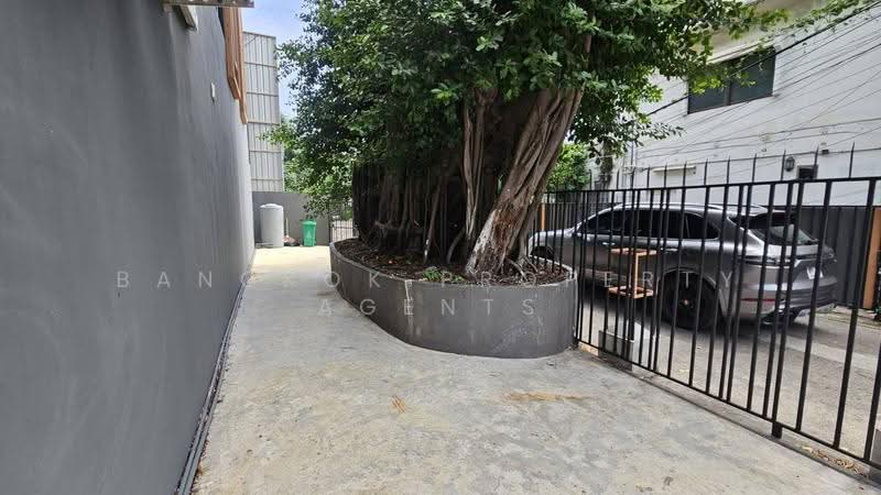 Townhouse in Ekkamai, Bangkok, Khlong Tan Nua, Watthana, Bangkok, 4 Bedrooms, 200 sqm, Townhouse For Rent, by BANGKOK PROPERTY AGENTS, 500605761 - DDproperty.com