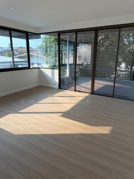 3-Storey Home Office for Rent – MRT Lat Phrao 83 | Pradit Manutham, bangkok, Khlong Chaokhun Sing, Wang Thonglang, Bangkok, 5 Bedrooms, 524 sqm, Townhouse For Rent, by Pudis Chitrungsakorn, 500607025 - DDproperty.com