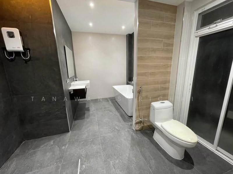 undefined, Chon Buri (Pattaya), Bang Lamung, Bang Lamung (Pattaya), Chon Buri (Pattaya), 4 Bedrooms, 240 sqm, Single Detached House For Sale, by Tanawan Surichai, 500610082 - DDproperty.com