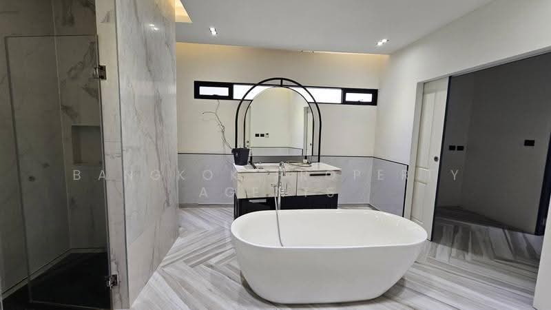 RQ Residence, Bangkok, Soi Sukhumvit 49/9, Khlong Tan Nua, Watthana, Bangkok, 3 Bedrooms, 280 sqm, Condo For Rent, by BANGKOK PROPERTY AGENTS, 500611070 - DDproperty.com