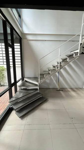 For Rent: Two-Storey Standalone Building in Thonglor near Samitivej Hospital with Parking, กรุงเทพ, สุขุมวิท 49, คลองตันเหนือ, วัฒนา, กรุงเทพ, 140 ตร.ม., ตึกแถว-อาคารพาณิชย์ ให้เช่า, โดย Chutinun Mungmai, 500613267 - DDproperty.com