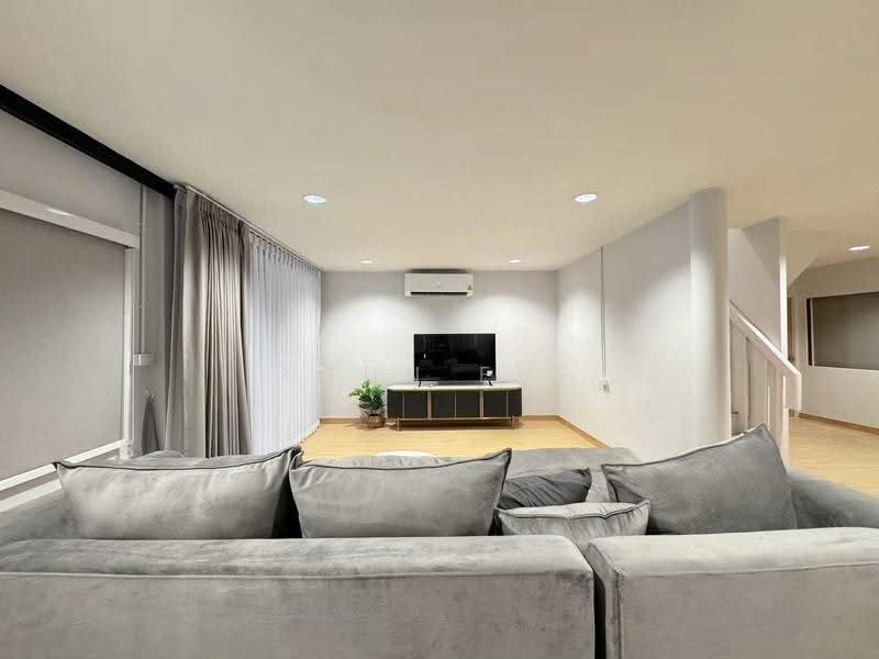 Detached House for Rent near MRT Ratchada Private and Peaceful Atmosphere (SPSEVE2388), Bangkok, โชคอำนวย, Samsen Nok, Huai Khwang, Bangkok, 5 Bedrooms, 400 sqm, Single Detached House For Rent, by Khun Eve, 500613582 - DDproperty.com
