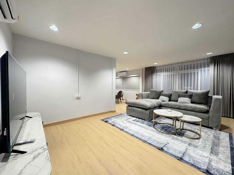 Detached House for Rent near MRT Ratchada Private and Peaceful Atmosphere (SPSEVE2388), Bangkok, โชคอำนวย, Samsen Nok, Huai Khwang, Bangkok, 5 Bedrooms, 400 sqm, Single Detached House For Rent, by Khun Eve, 500613582 - DDproperty.com